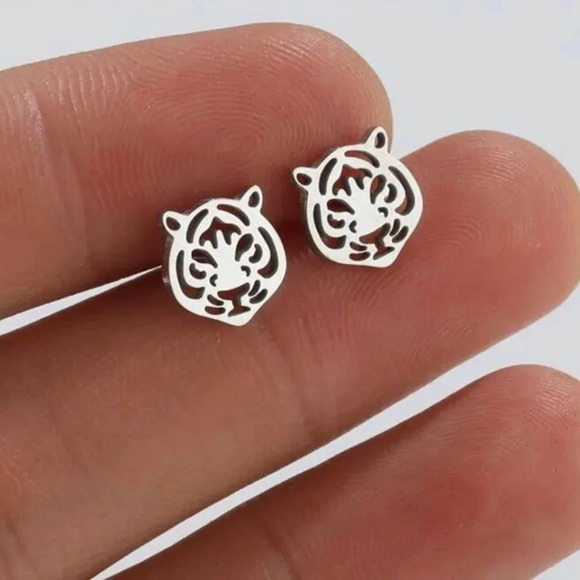 brand new ADORABLE tiger stud earrings in gold or silver - Picture 6 of 6